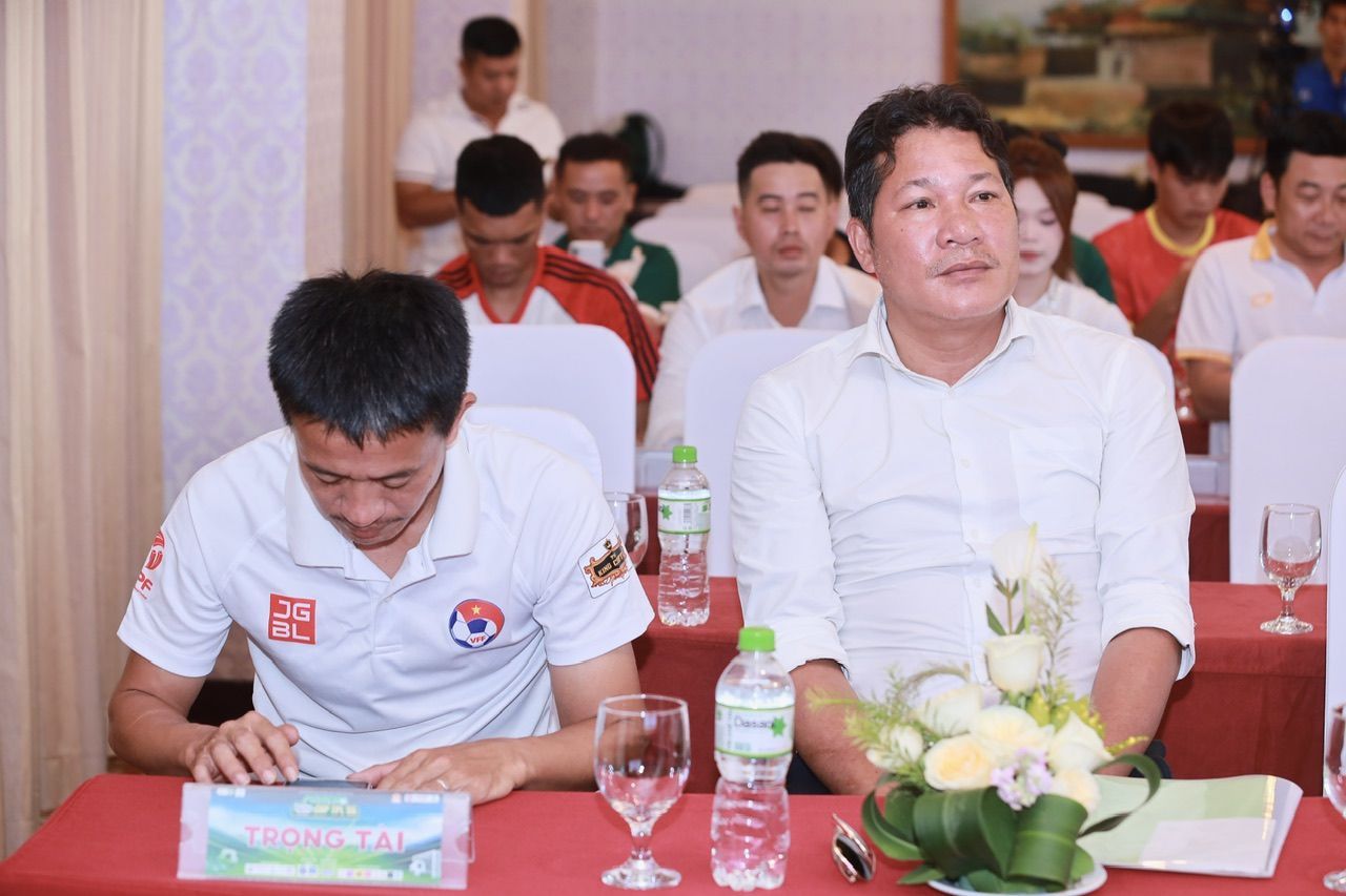ông Lê Xuân Vũ – Phó đoàn Bóng đá Huế và ông Ngô Đắc Tiến – đại diện Liên đoàn Trọng tài TP Huế.