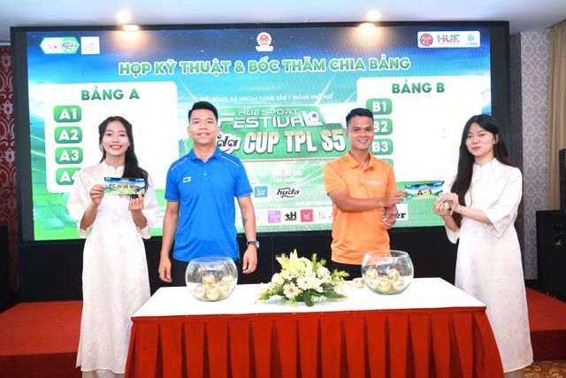 Đại diện nhà tài trợ lên hỗ trợ bốc thăm 