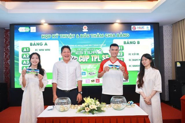 Đại diện lãnh đạo hỗ trợ bốc thăm