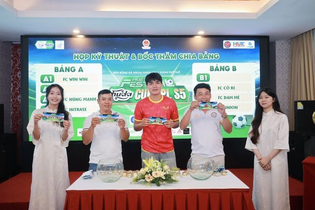 Đại diện BTC hỗ trợ bốc thăm