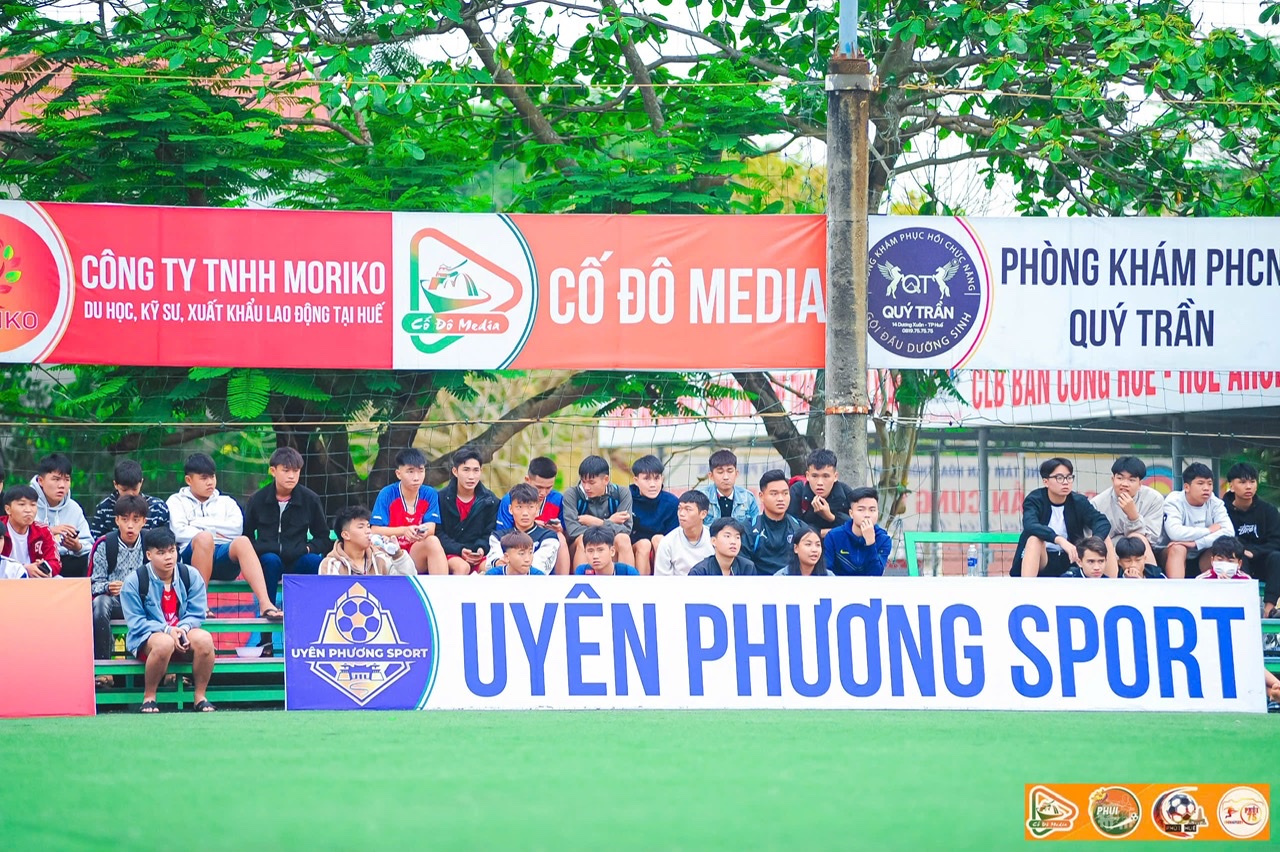 bầu không khí sôi động như một “lễ hội bóng đá” thật sự giữa lòng cố đô Huế.