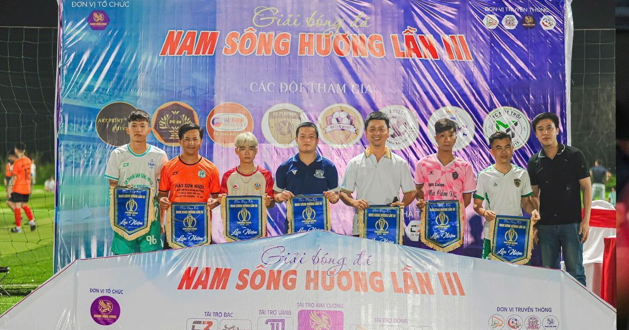 Trao cờ lưu niệm cho các đội tham dự giải