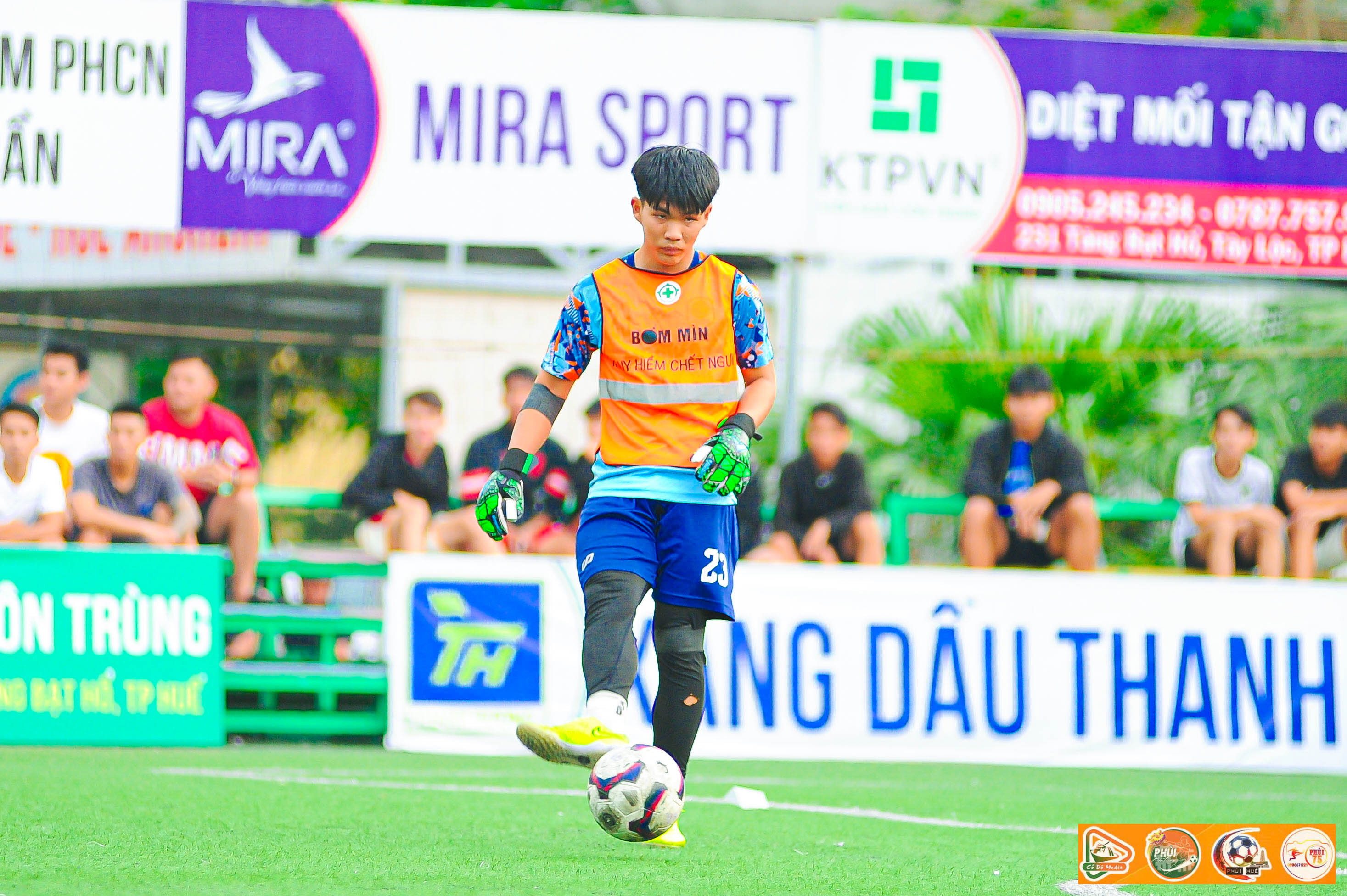 Thủ thành Văn Đợi rút ngắn xuống 1-2
