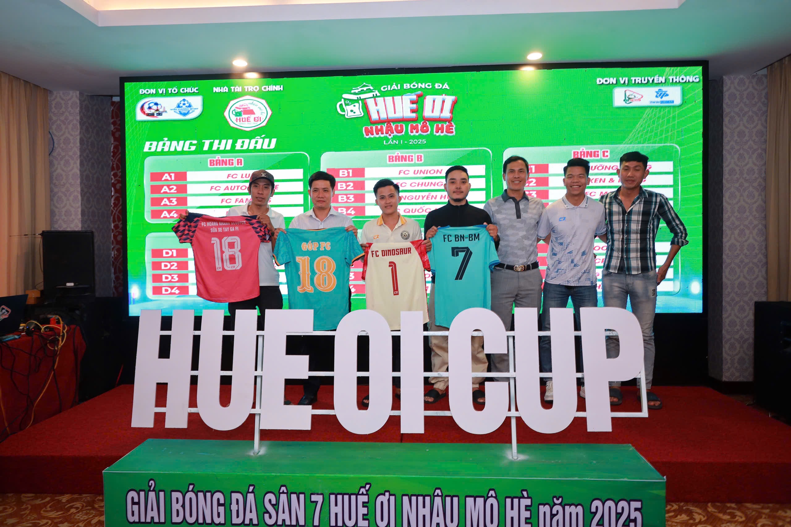 Từng mẫu áo mang theo cá tính riêng biệt