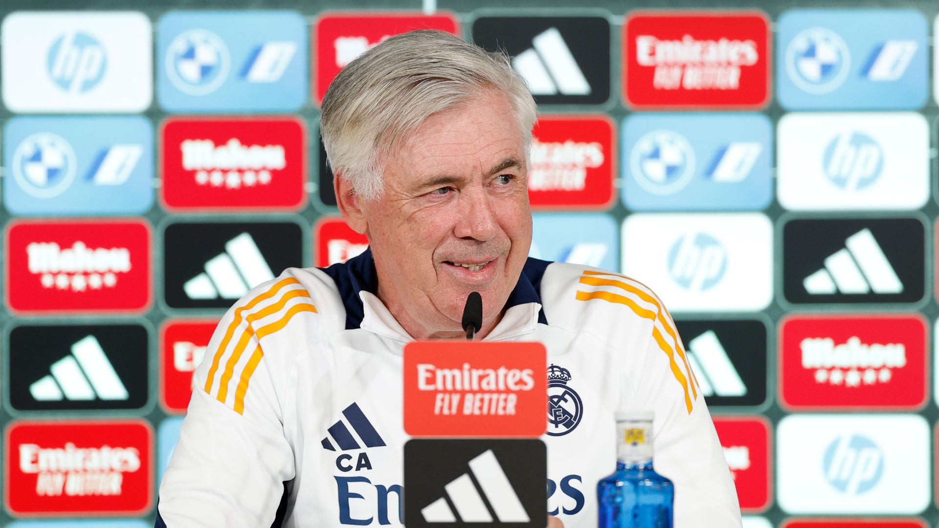 Ancelotti chia sẻ với các nhà báo