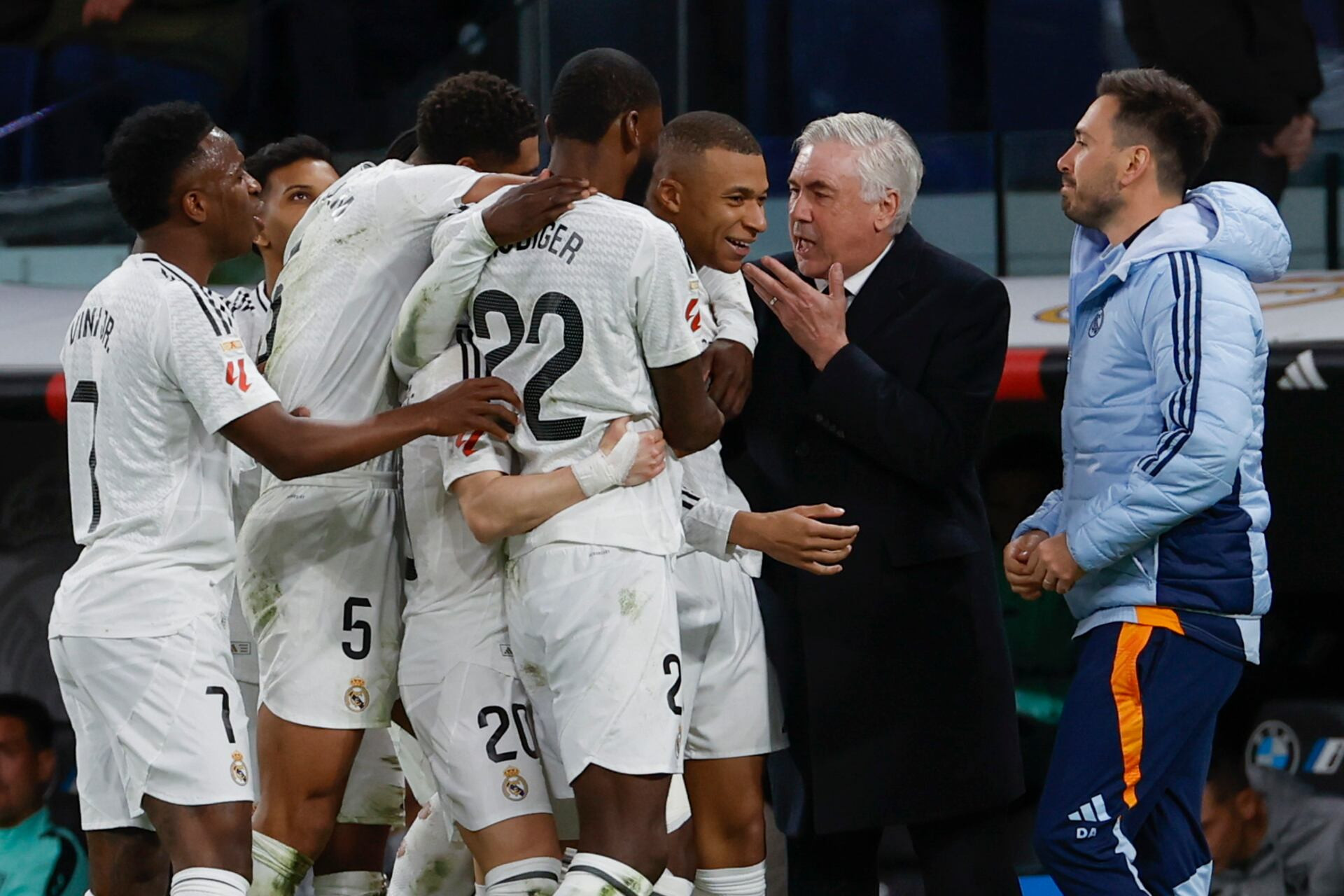 Ancelotti chỉ đạo trong buổi tập