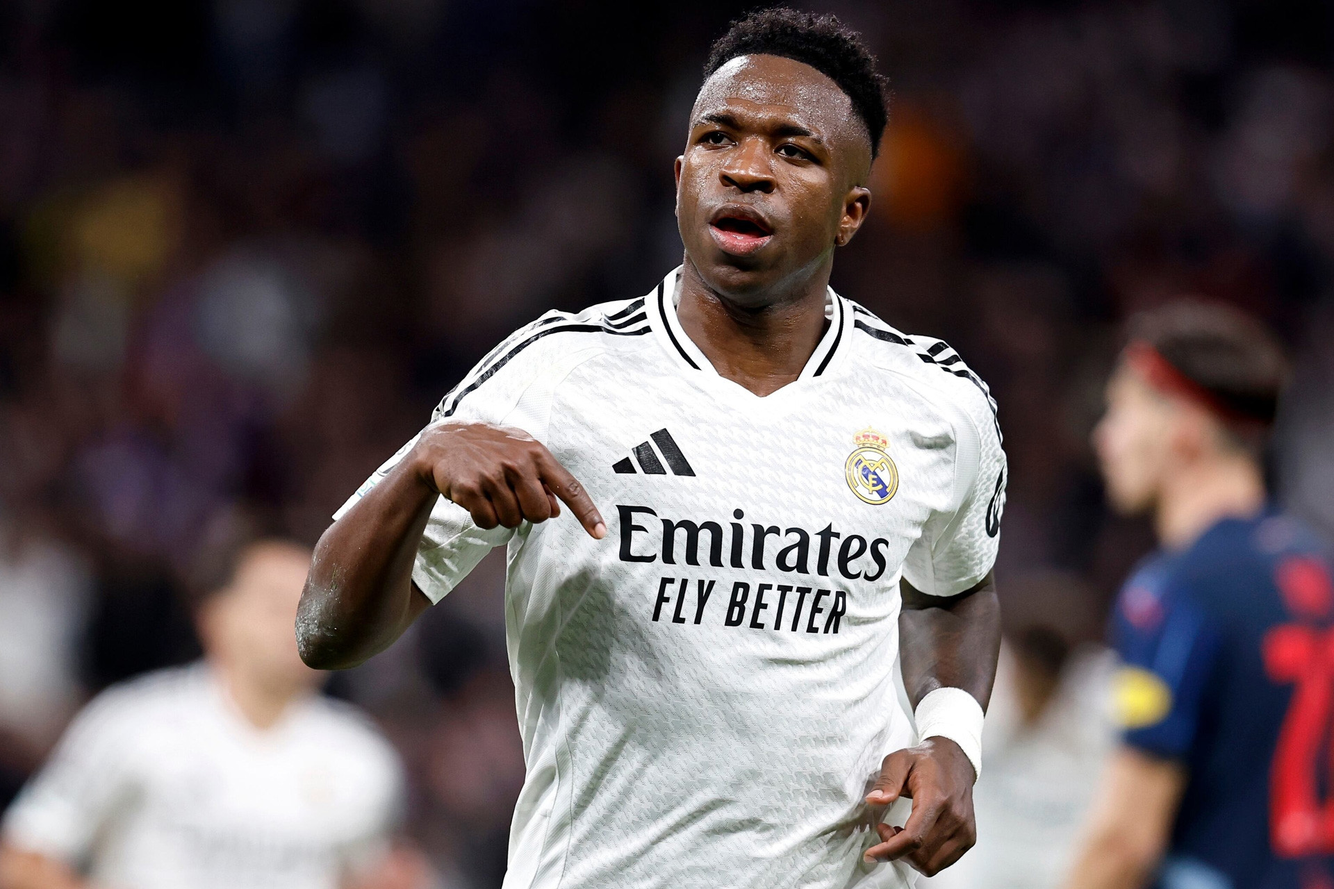 Vinicius gia hạn hợp đồng với Real Madrid
