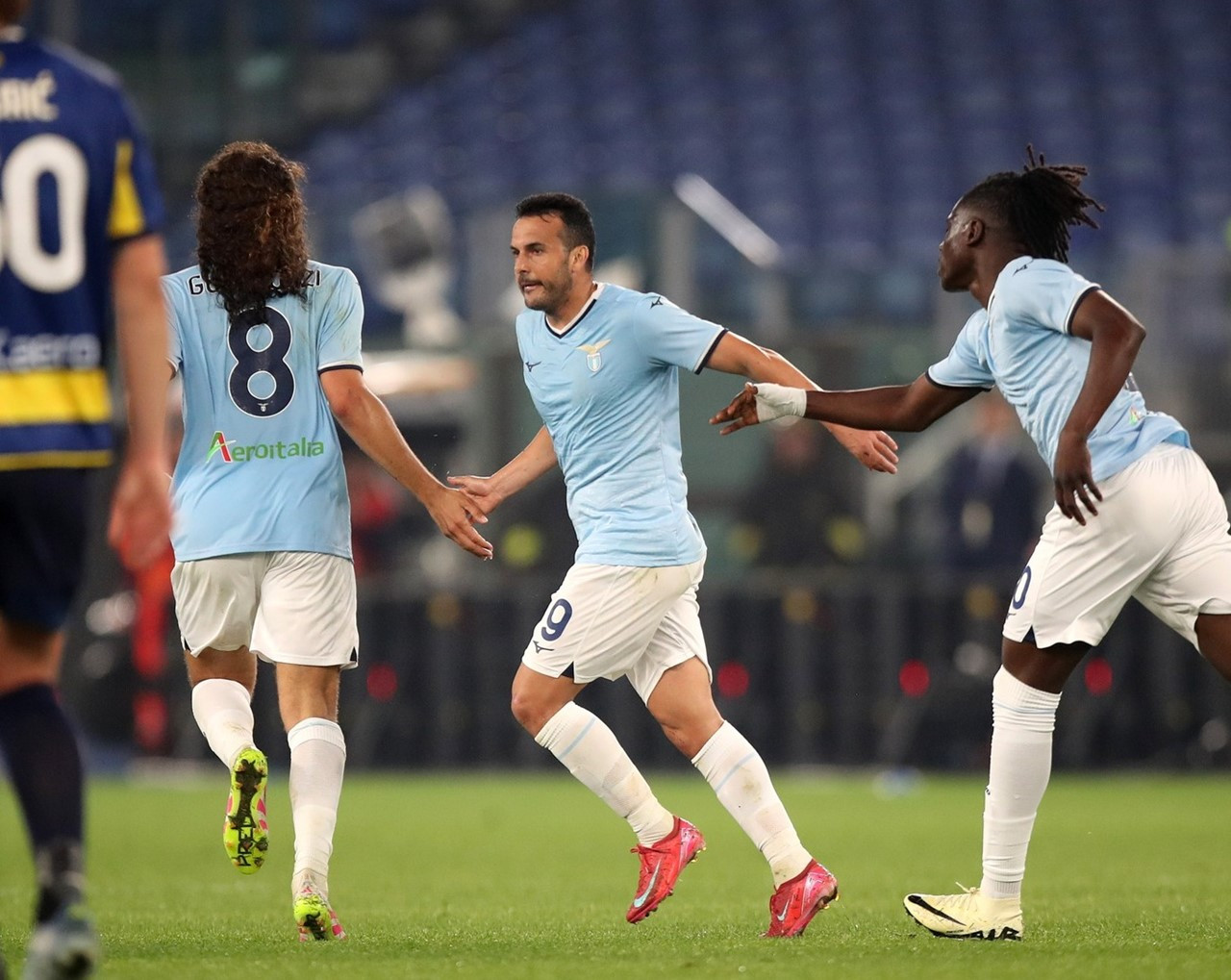 Pedro (giữa) cứu rỗi Lazio - Ảnh: Serie A