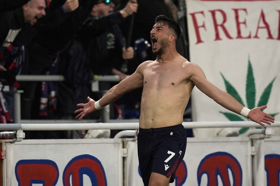 Bologna khiến cuộc đua vô địch Serie A thêm kịch tính