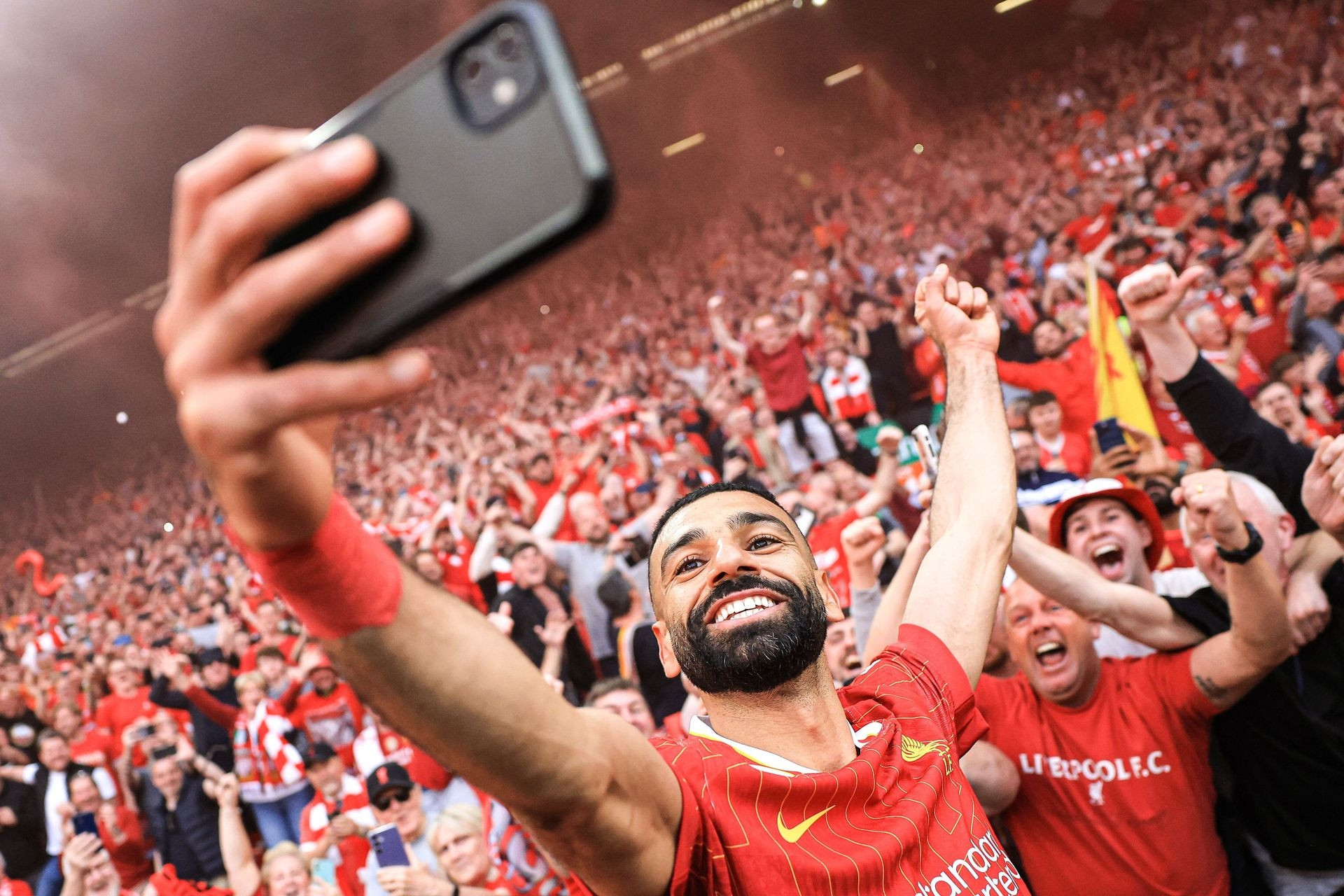 Liverpool nhuộm đỏ Premier League