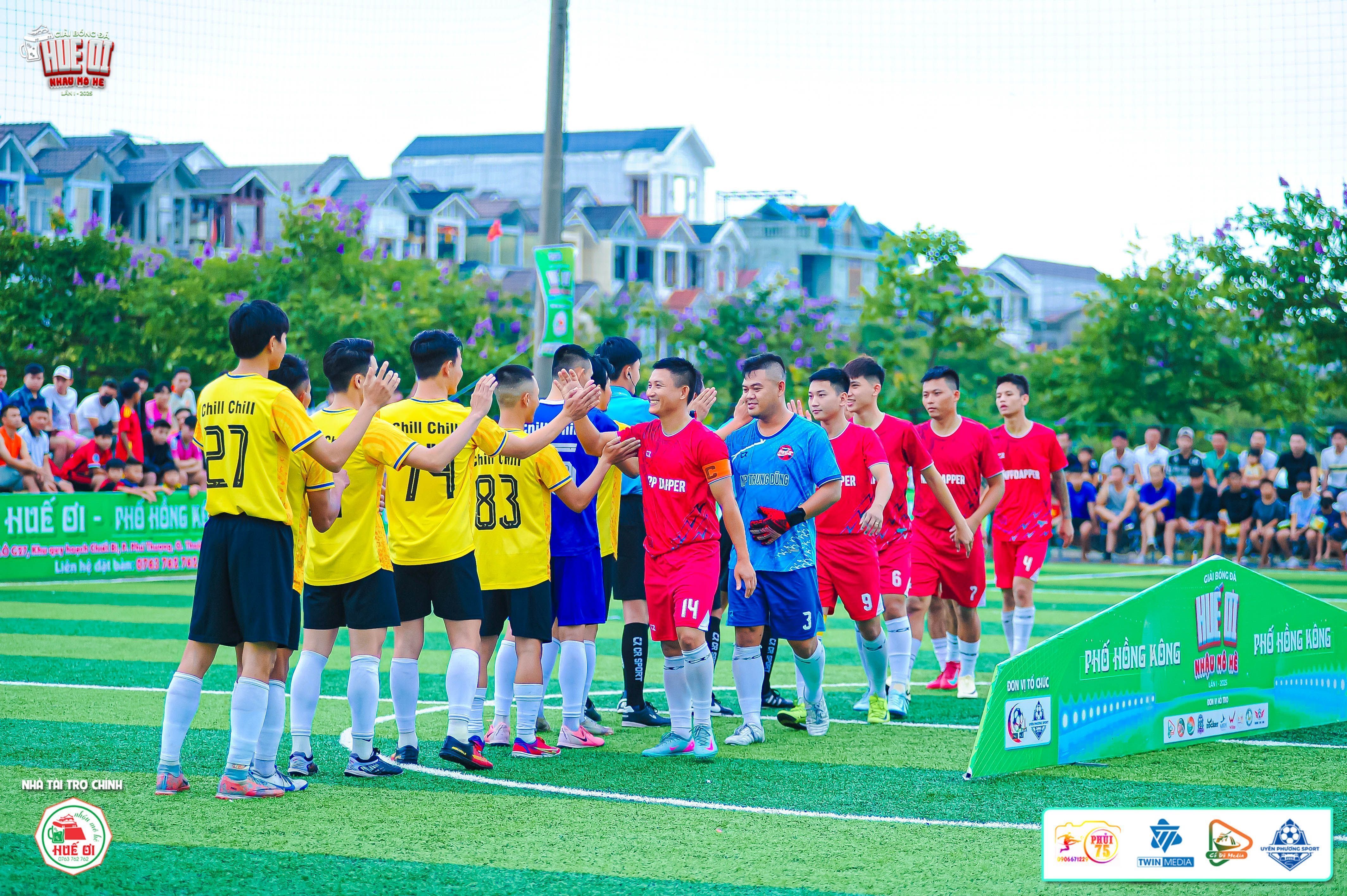 FC Chill Chill và Fc Coca Cola làm thủ tục bắt tay trước trận