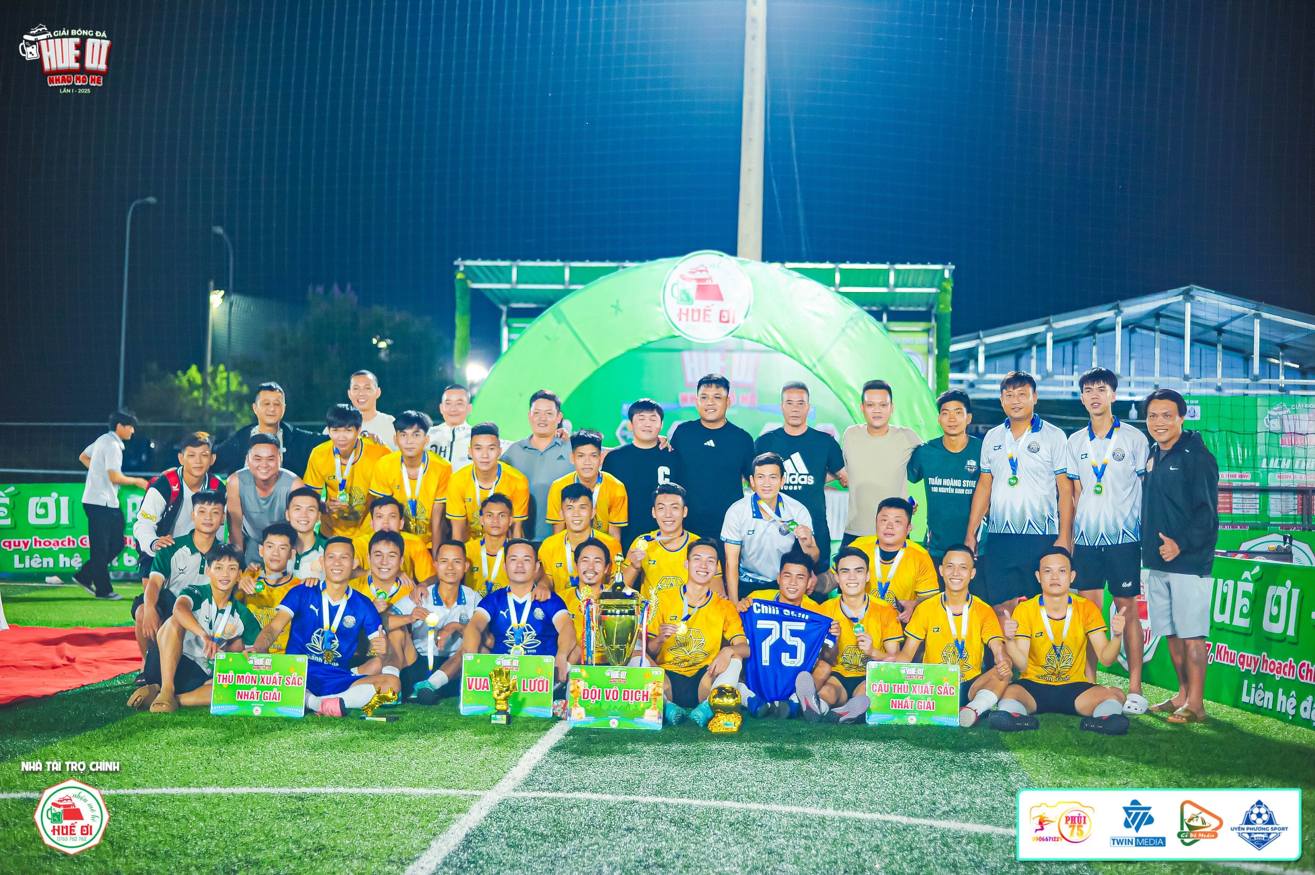 Đông đủ thành viên bhl, fan, đội bóng FC Chill Chill