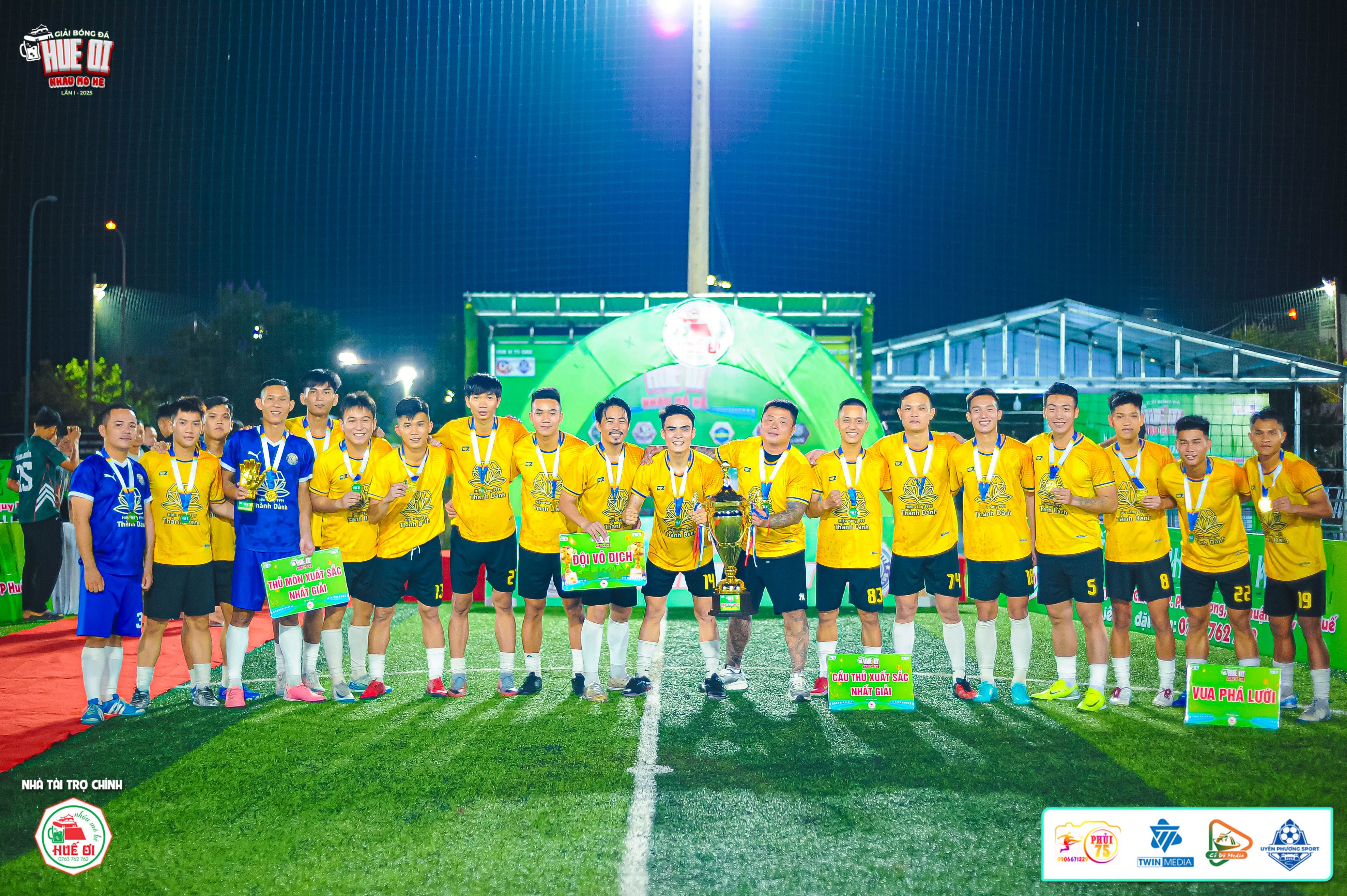 Tập thể FC Chill Chill lên ngôi vô địch