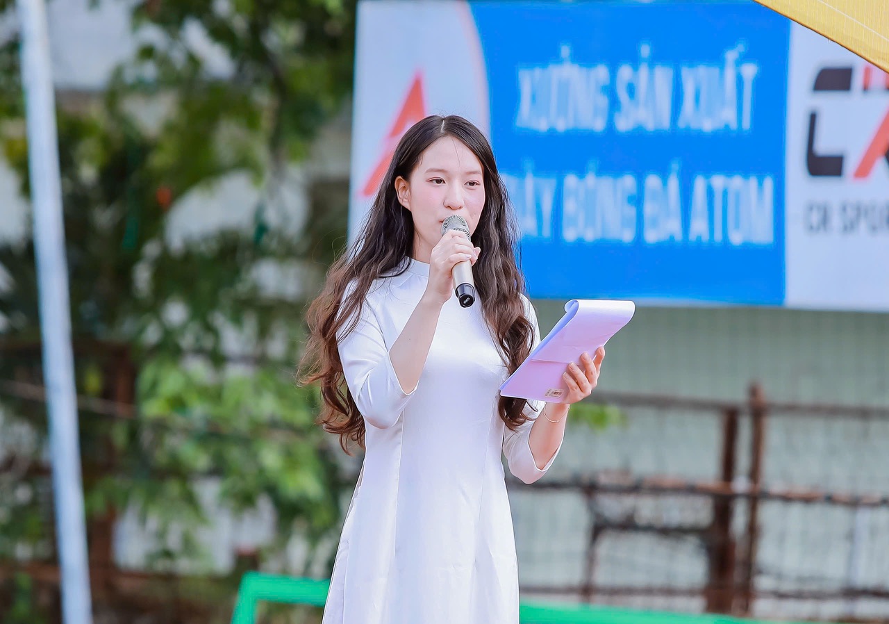 MC dẫn chương trình khai mạc 