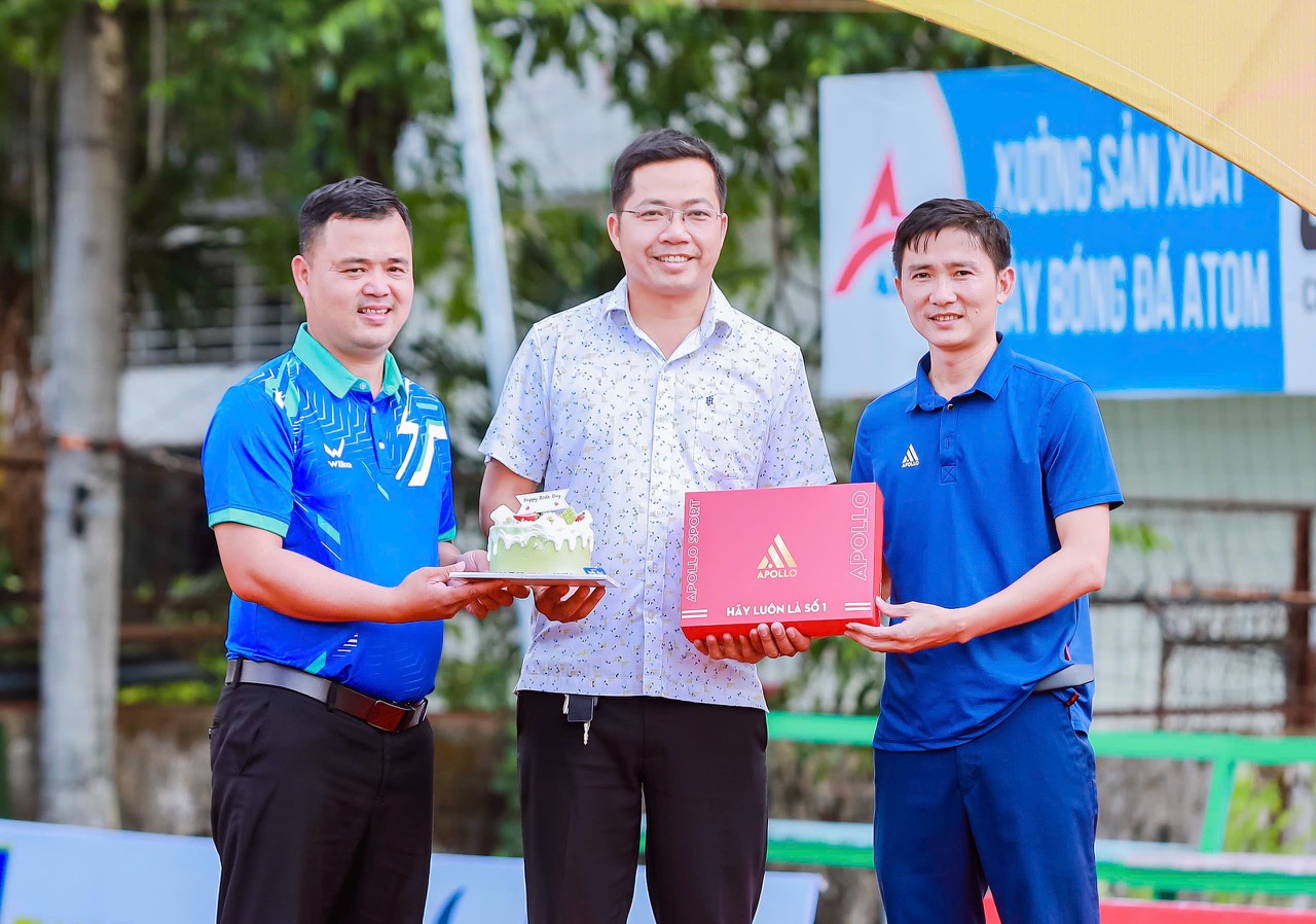 ông Lê Đăng Thủy, Giám đốc Apollo Sport có món quà dành tặng Anh Tùng Moriko nhân dịp sinh nhật