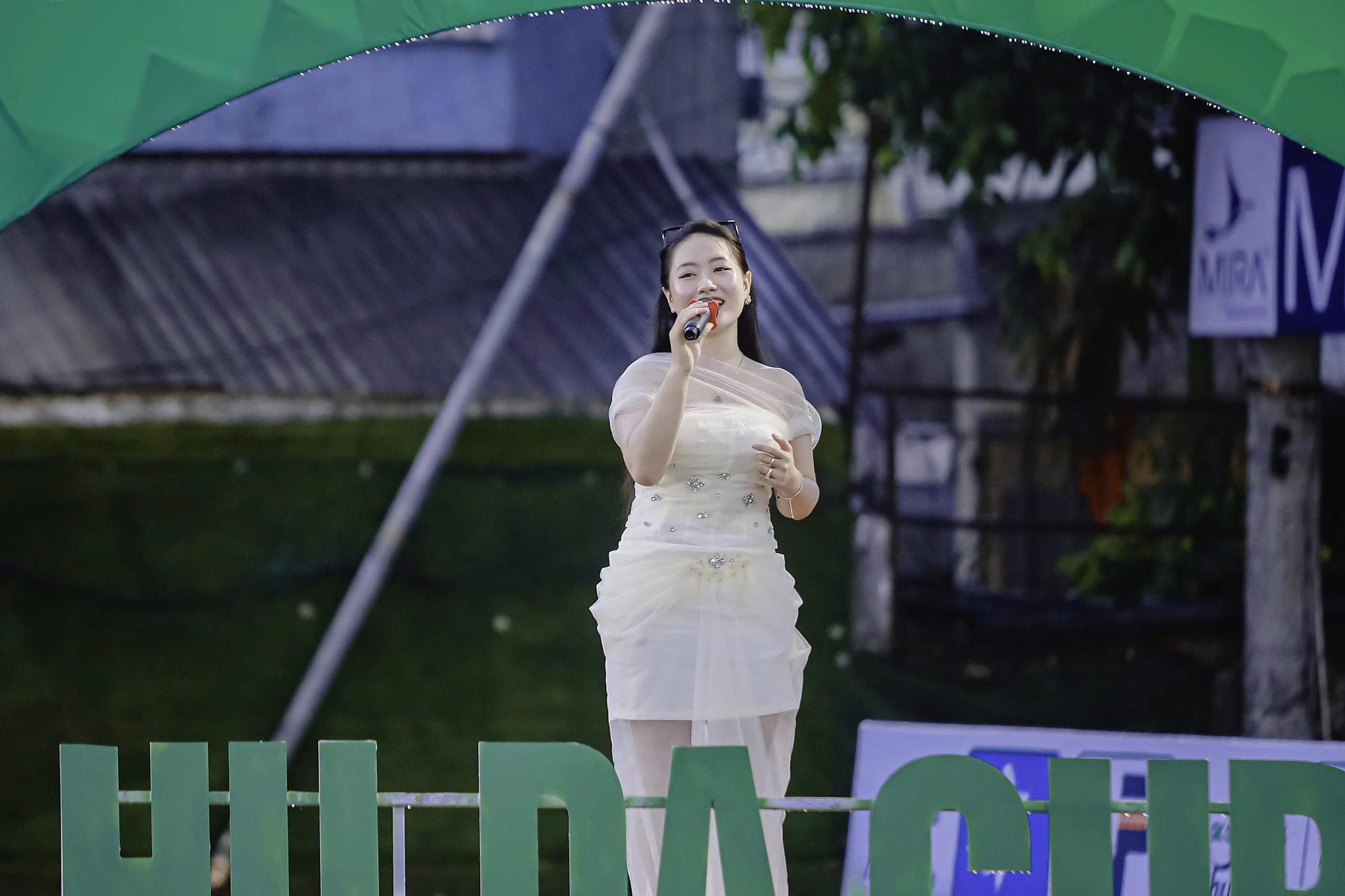 Đi giữa trời rực rỡ” do ca sĩ Hải Yến Thể hiện