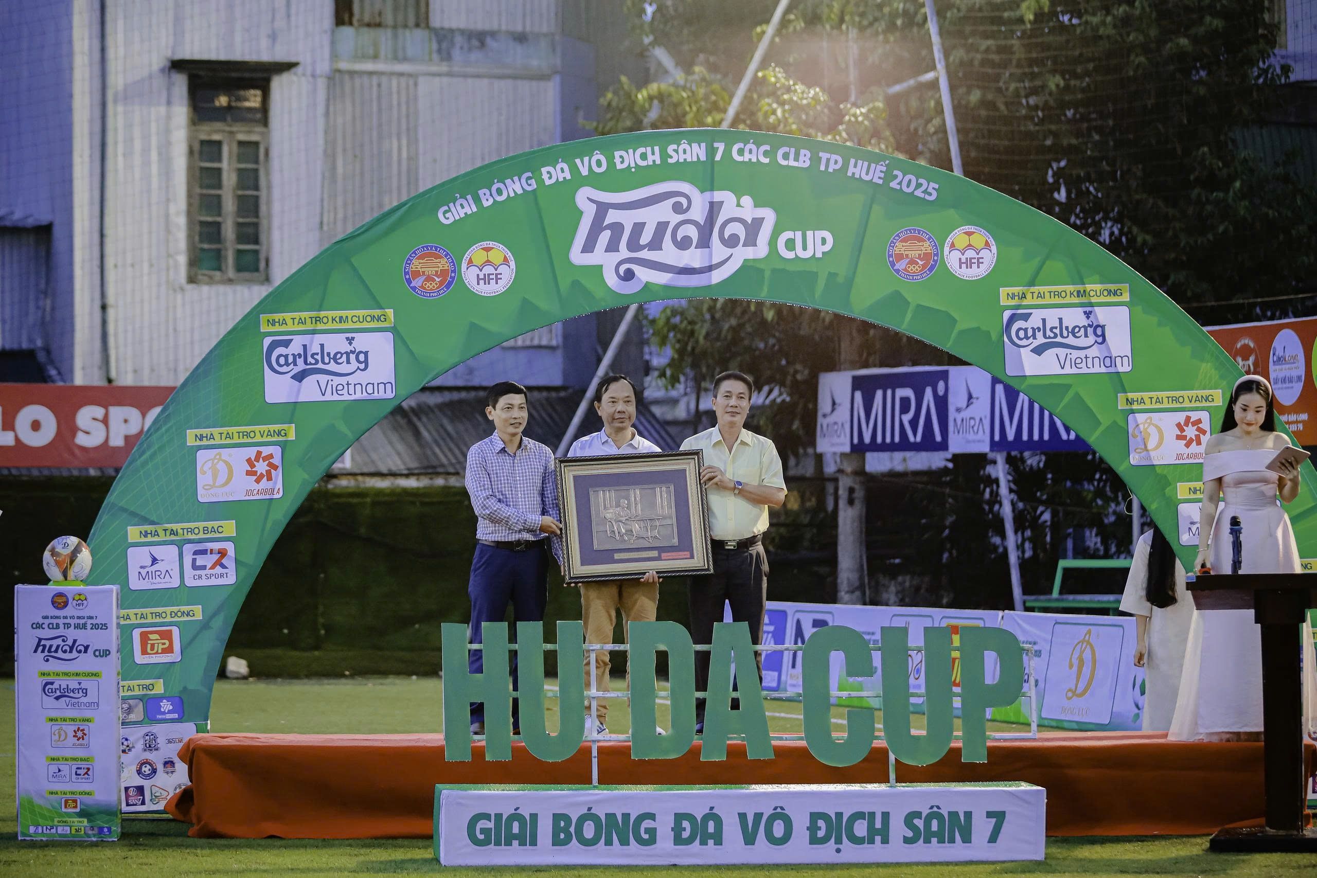 Ban Tổ chức trao món quà cho Nhà tài trợ Kim cương
