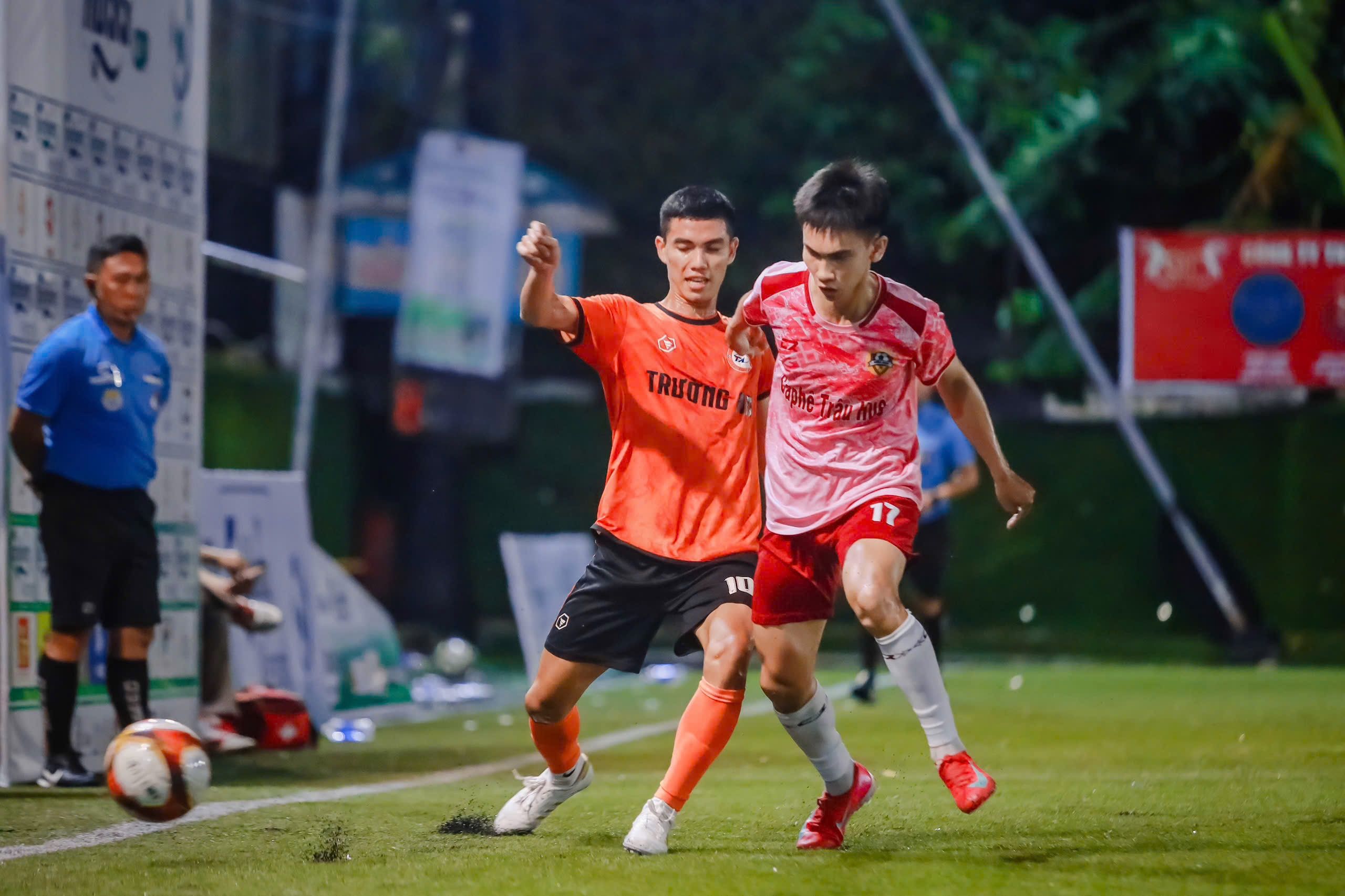 trận đấu khai màn giữa FC Dưỡng Mong và FC Trường An 
