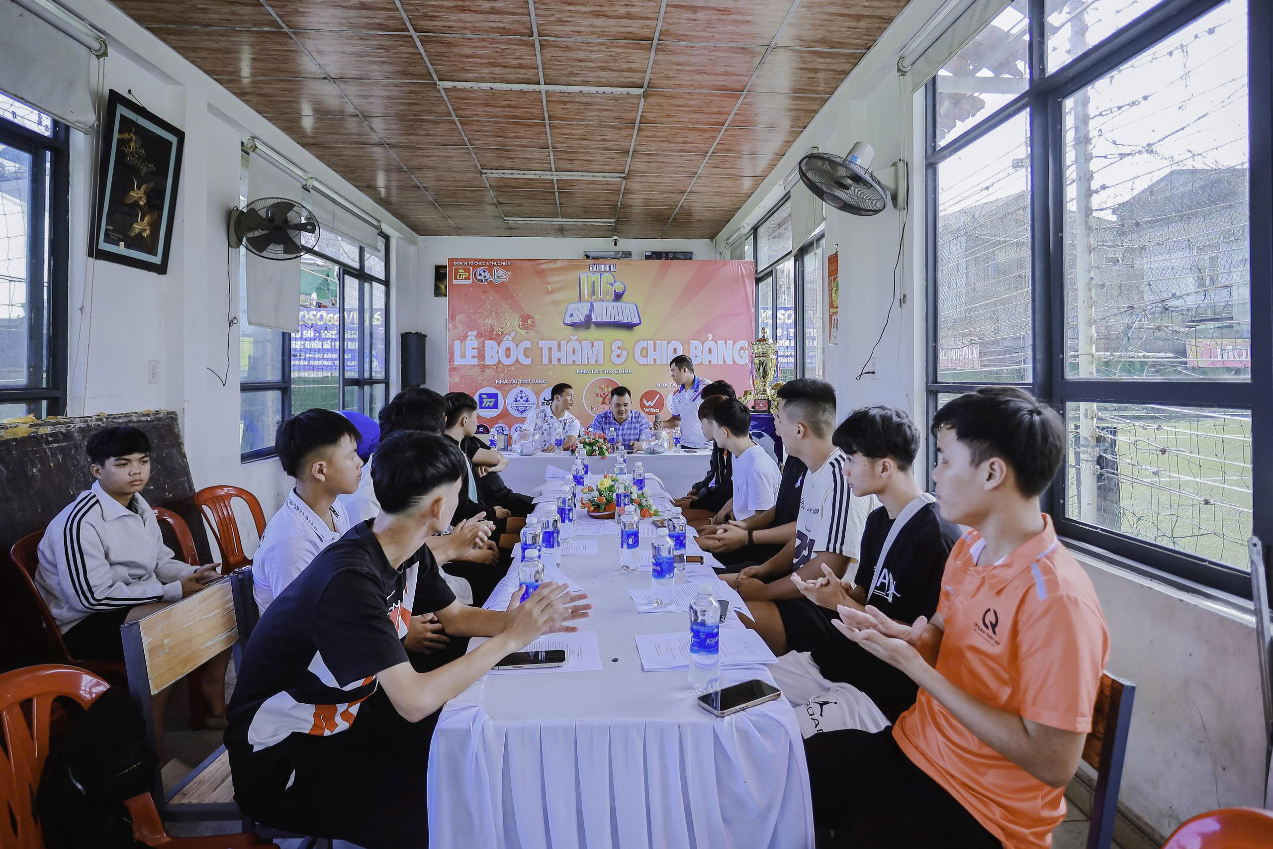 Không khí hội trường sân bóng Uyên Phương sáng nay