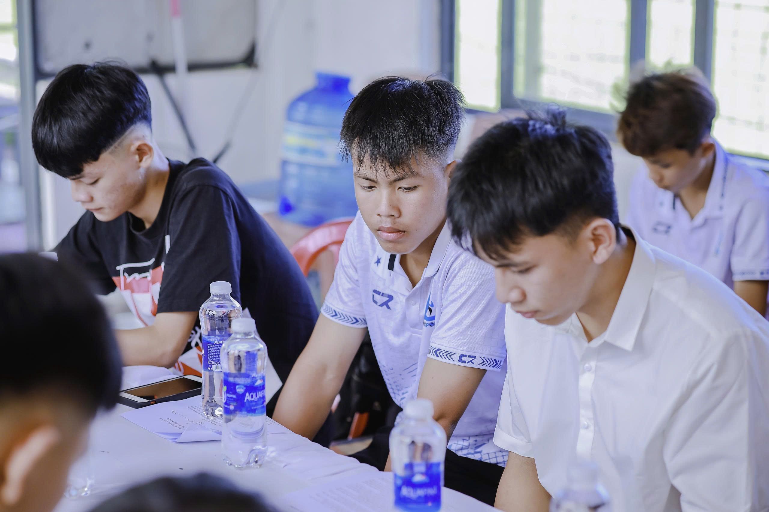 Các đội bóng chăm chú xem lại điều lệ