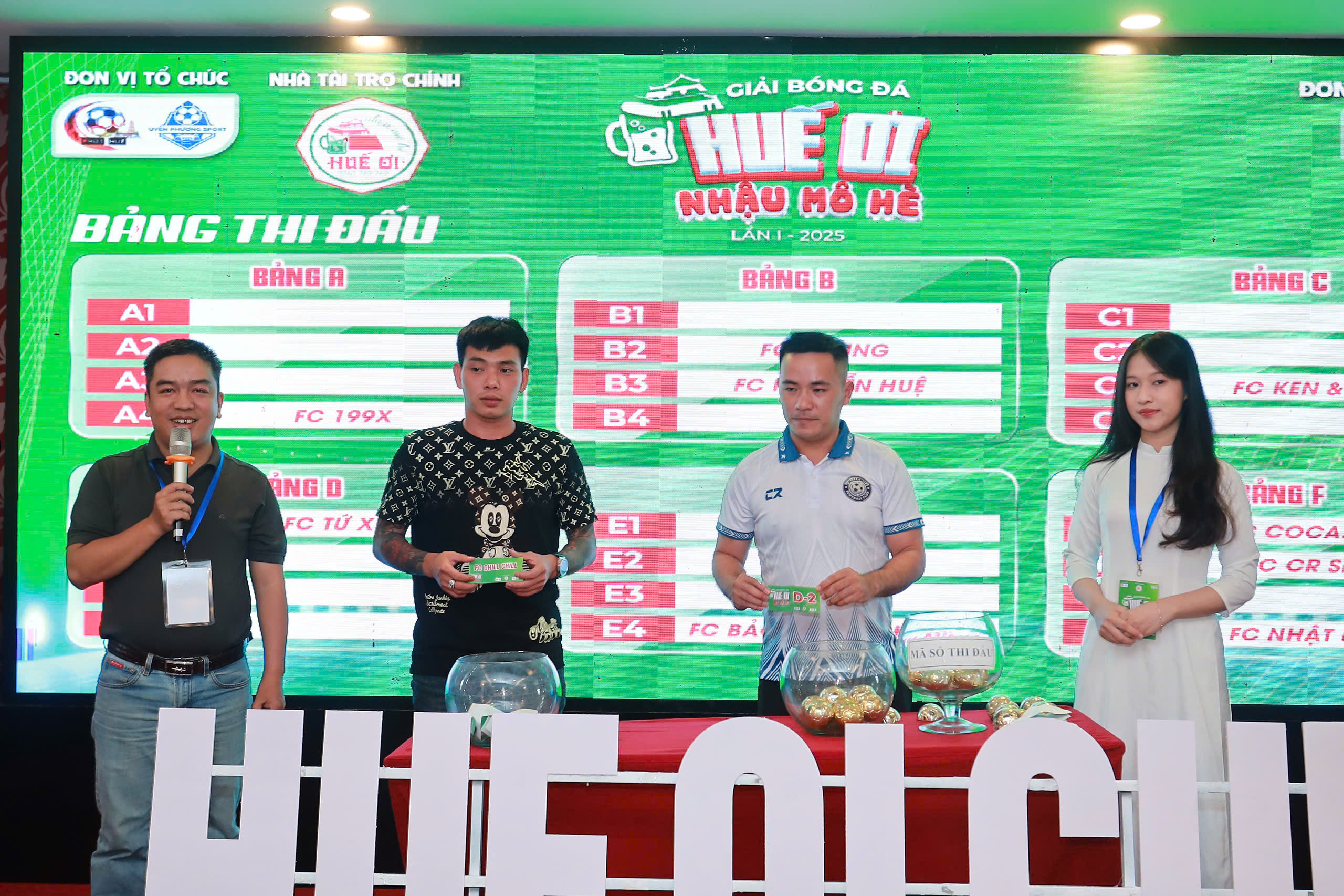 Ông Nguyễn Hữu Hoàng đại diện bốc tên đội bóng lên bốc thăm