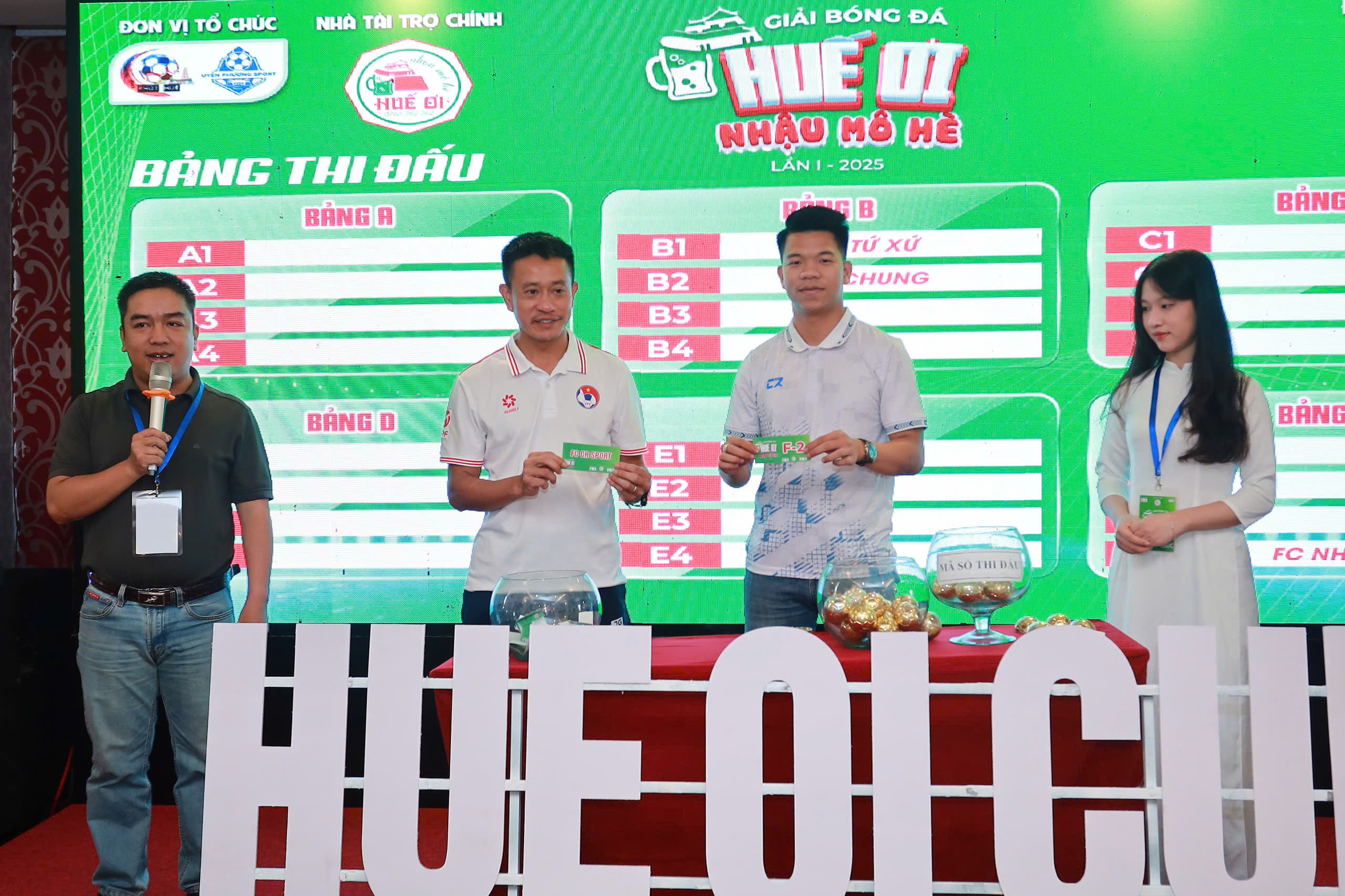 Ông Ngô Đắc Tiến đại diện bốc tên đội lên bốc thăm