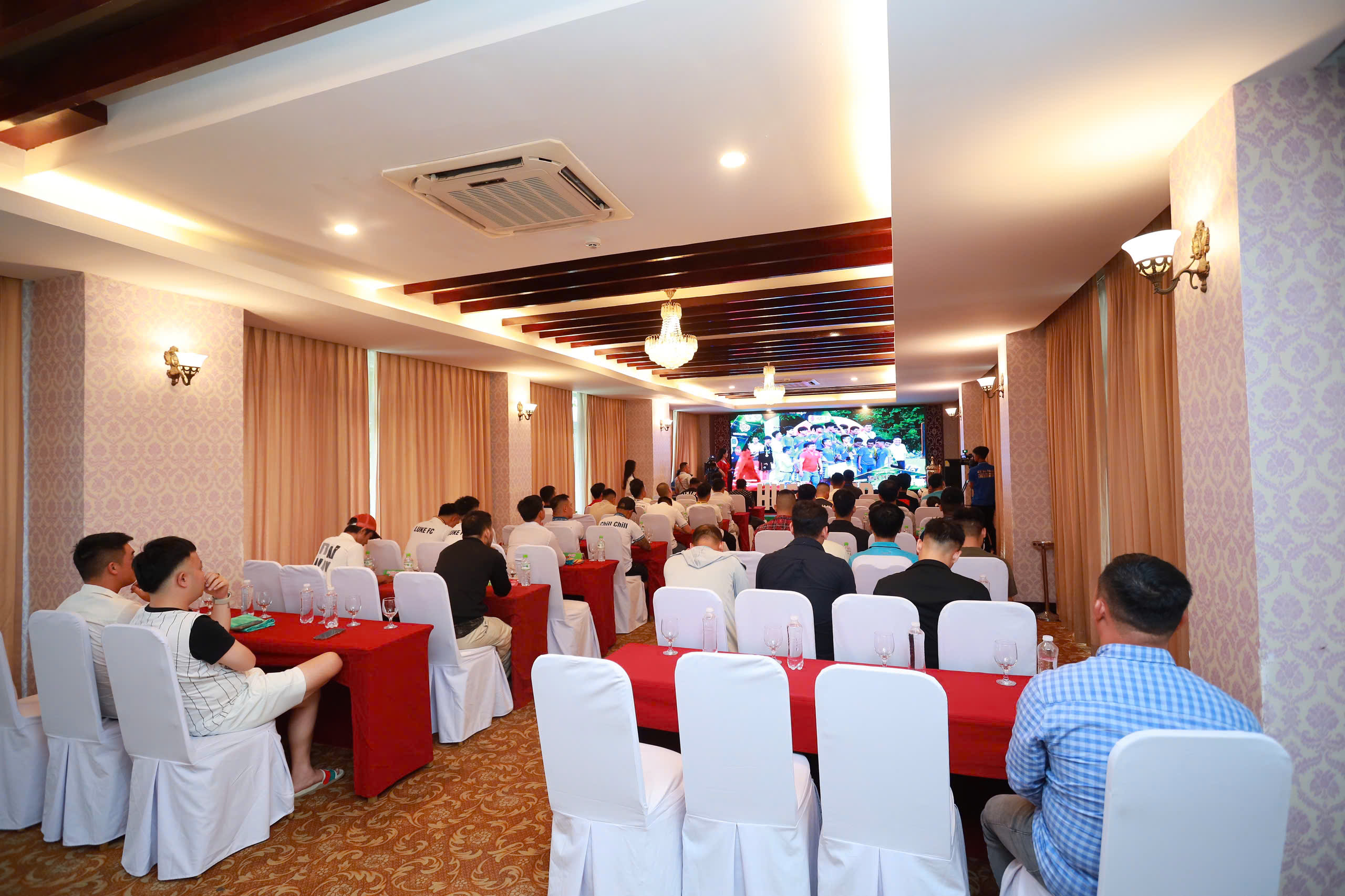 Khách mời và đại diện 24 đội bóng xem các video