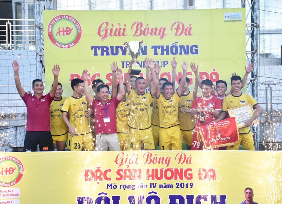 Taxi Tiên Sa vô địch giải bóng đá Đặc Sản Hương Đà 2019