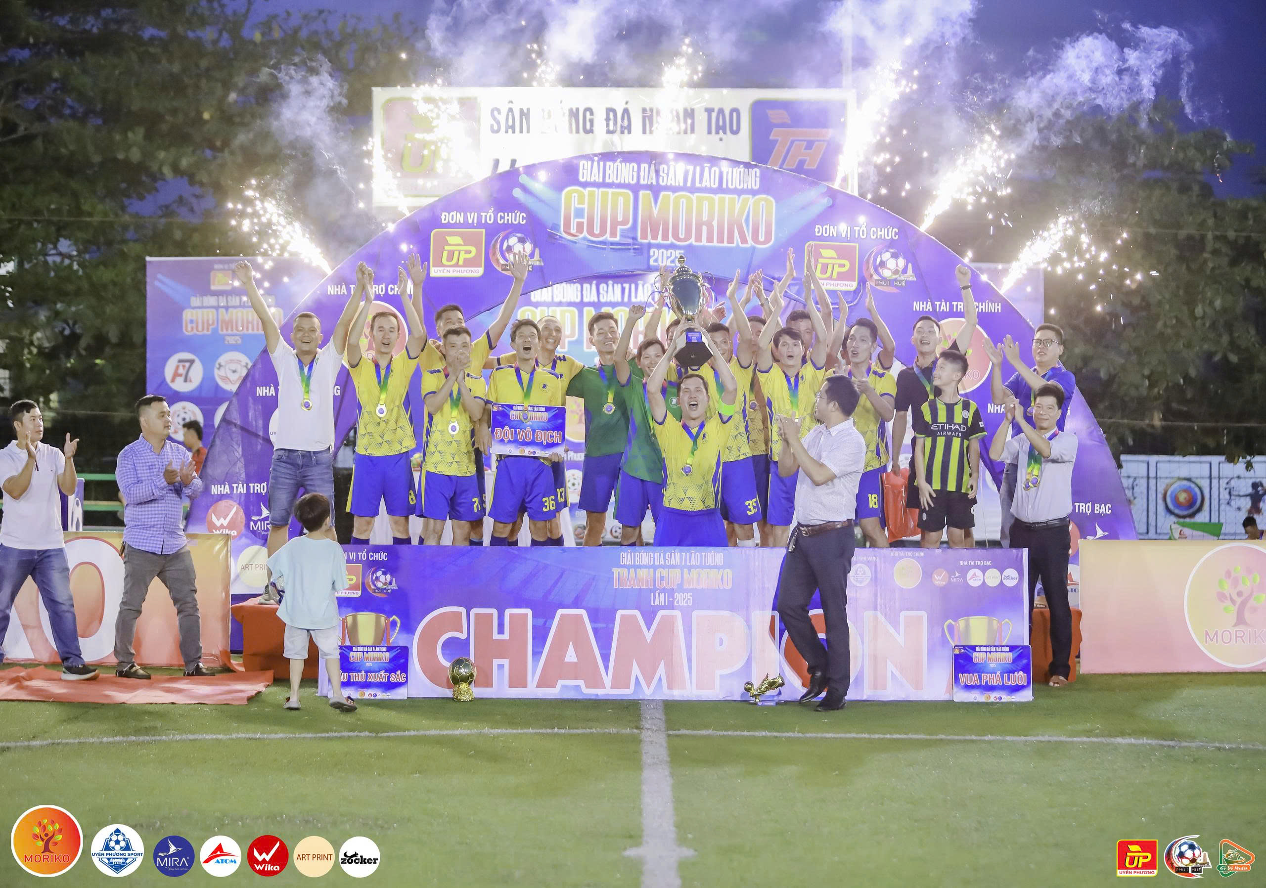 VNPT nâng cao chiếc cup vô địch