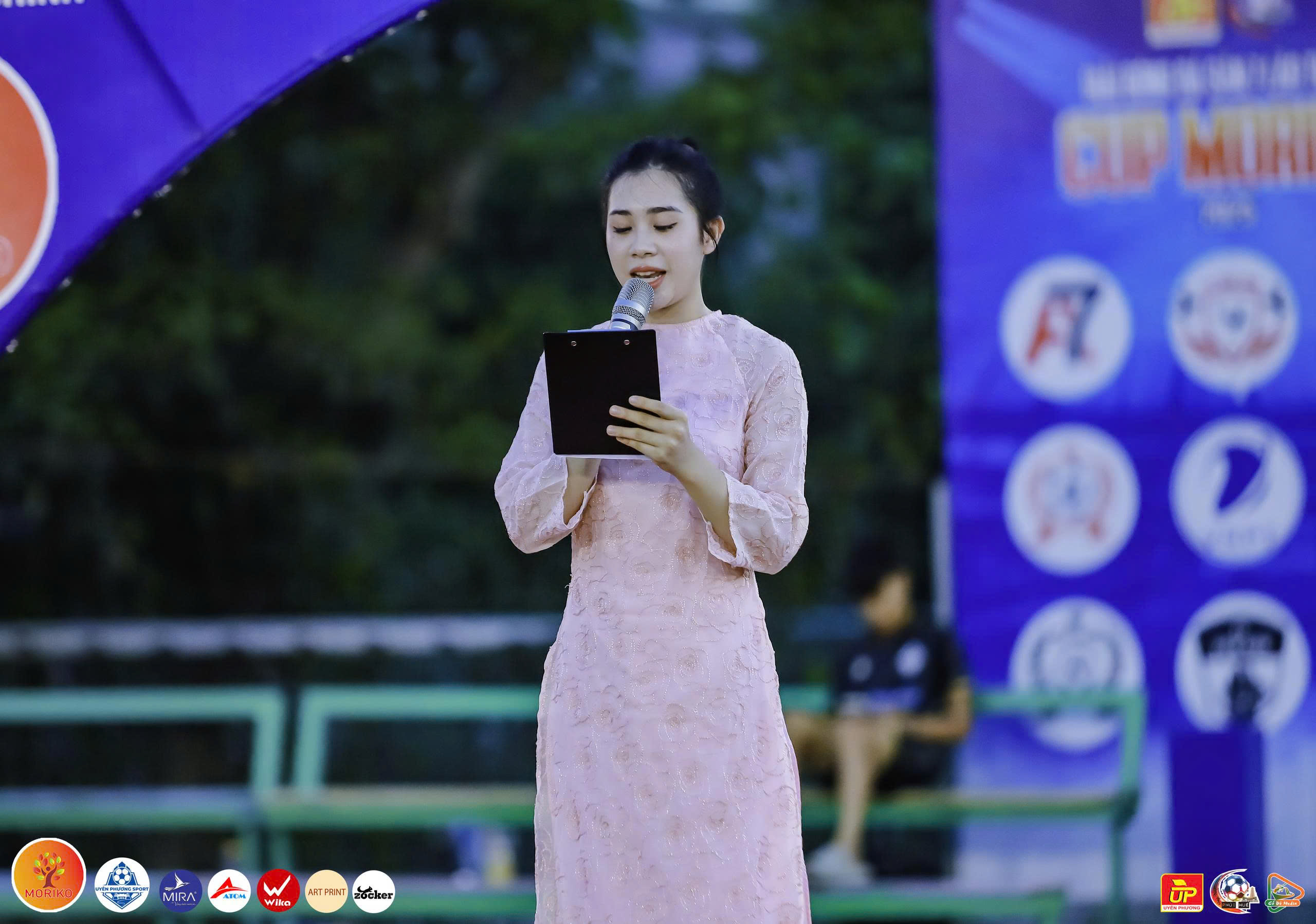 MC Thảo Vân dẫn chương trình bế mạc và trao giải