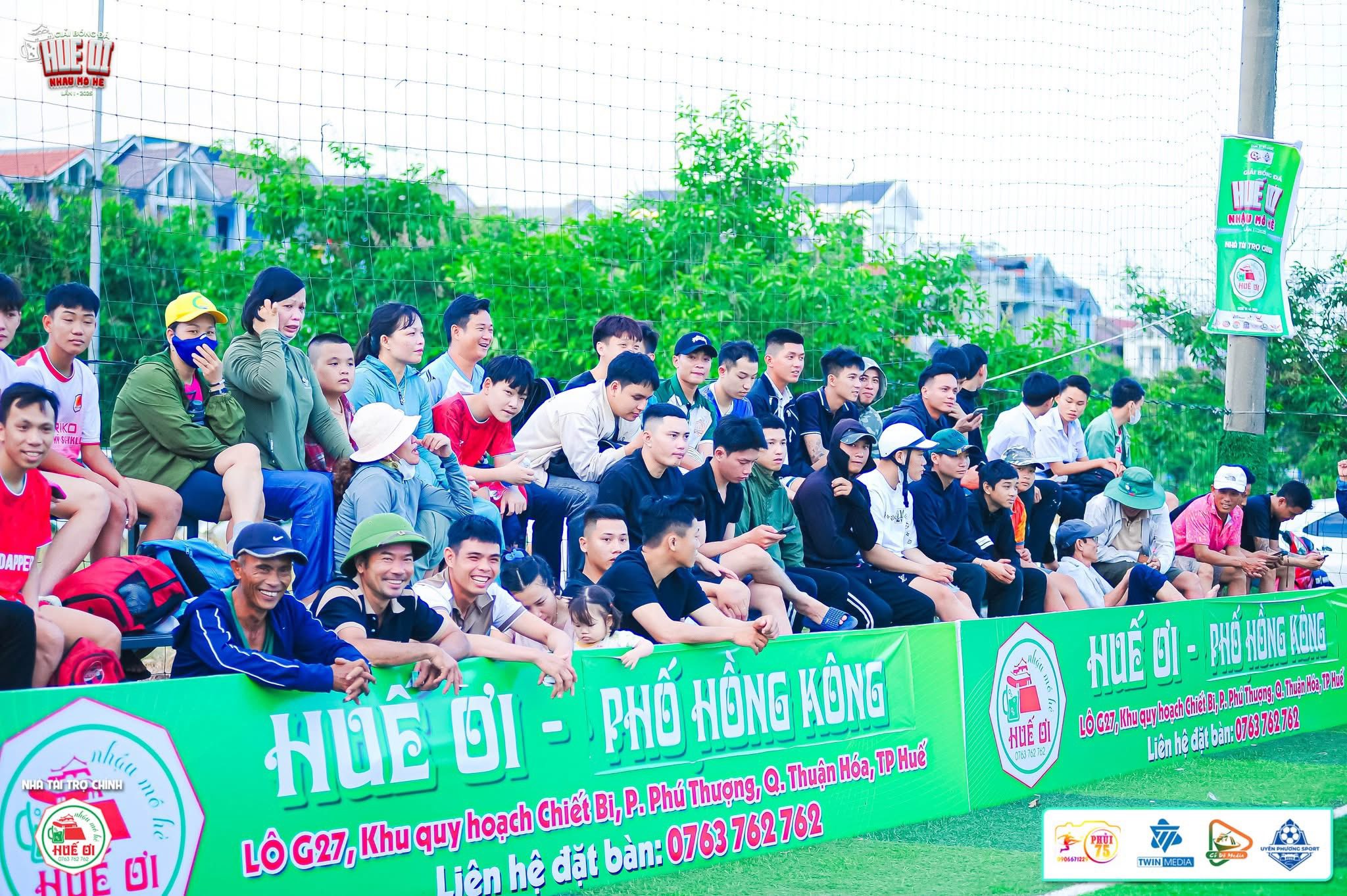 Khán giả đến cổ động cho các đội thi đấu