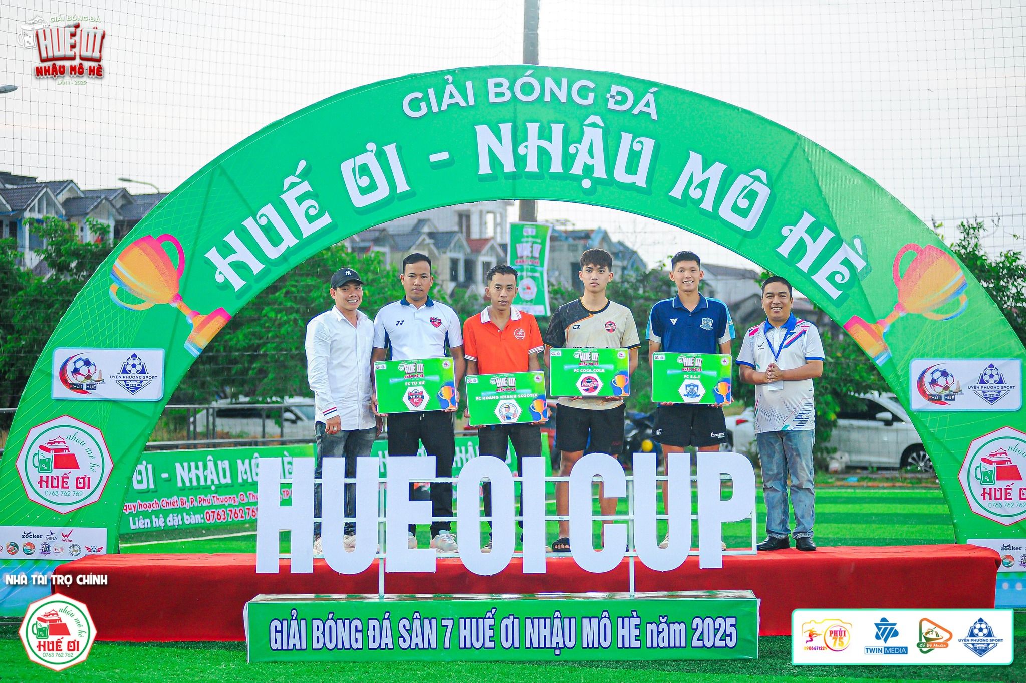 Nhà tài trợ và BTC tặng danh vị các đội bóng