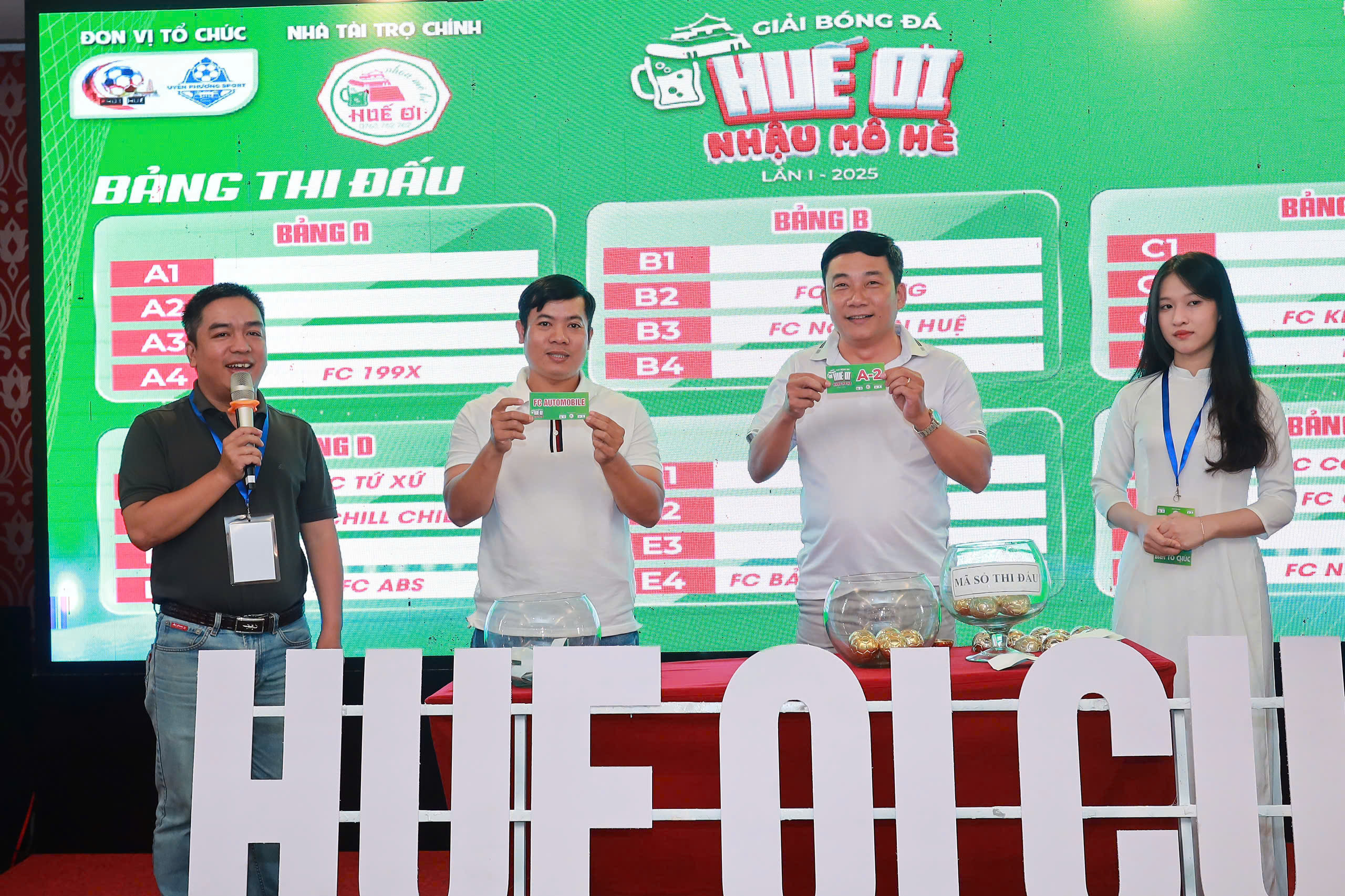 Ông Ngô Quang Hưng đại diện bốc tên đội bóng lên bốc thăm